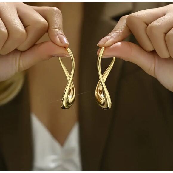 Geometric Twist U-shaped Hoop Earrings Zinc Alloy Minimalist Hoop Earrings - Picture 3 of 4